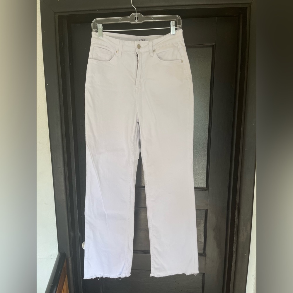 Women’s white stretchy jeans